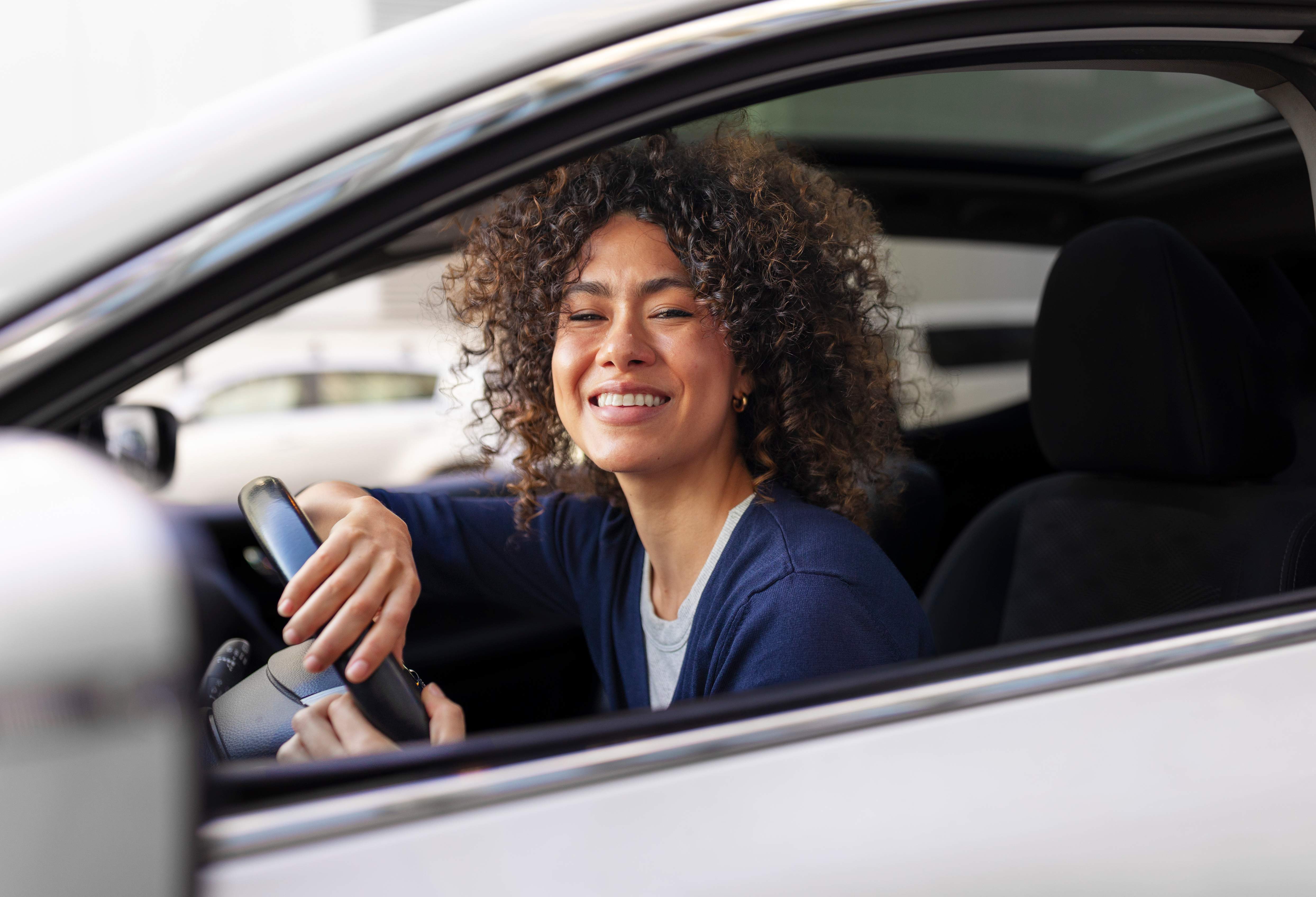 Mulher sorrindo no carro